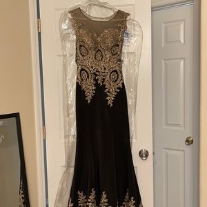 Side zip prom dress. Worn once. Size 0